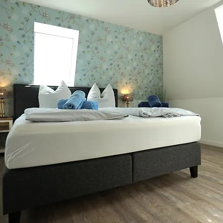 Bernstein & Breakfast 12 *